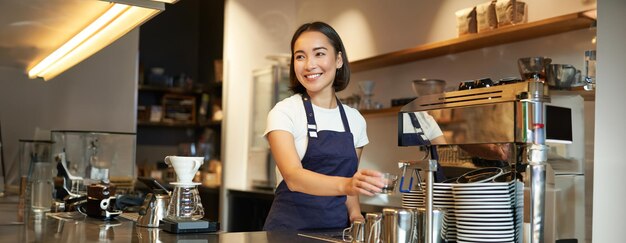 写真 カフェに立っている若い女性の肖像画