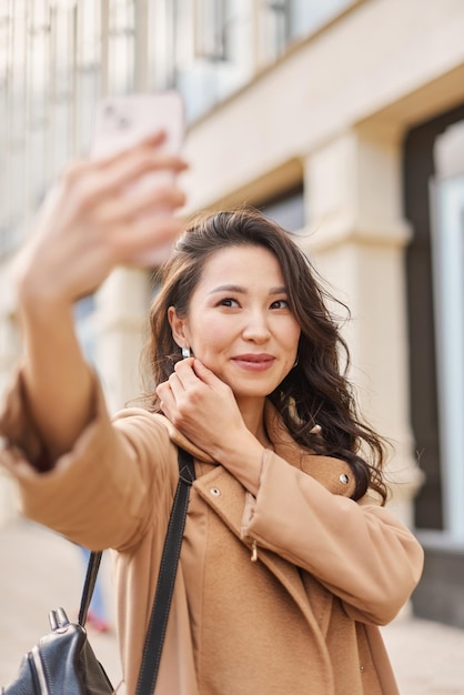 写真 振り向く若い女性の肖像画