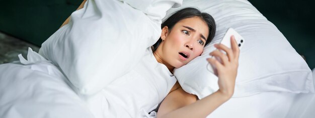 写真 ベッドに横たわっている若い女性の肖像画