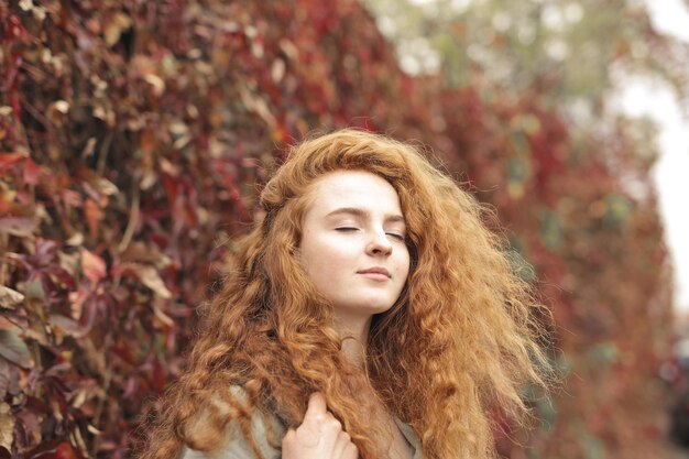 写真 紅葉を背景に若い女性の肖像画