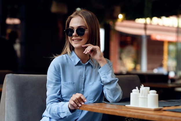 Фото Портрет молодой женщины, сидящей в кафе