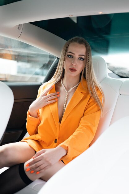 Фото Портрет молодой женщины, сидящей в машине