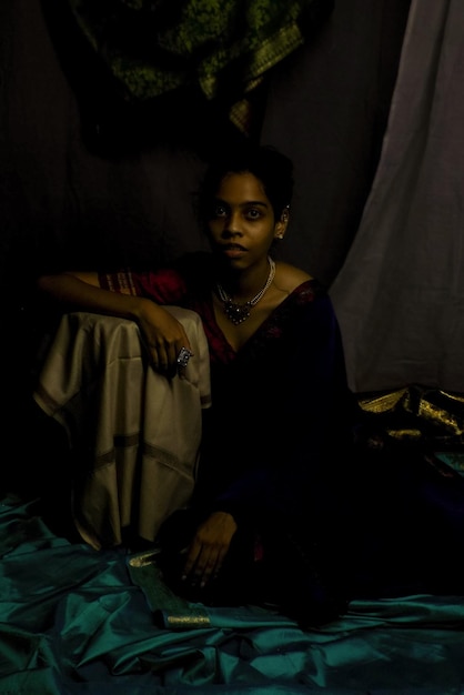 사진 집에서 침대에 앉아 있는 젊은 여성의 초상화