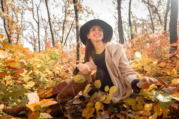 写真 畑に座っている若い女性の肖像画