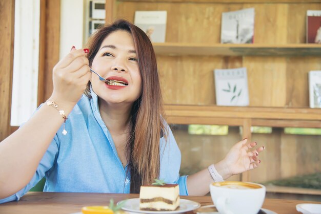 사진 테이블 에 앉아 있는 젊은 여자 의 초상화