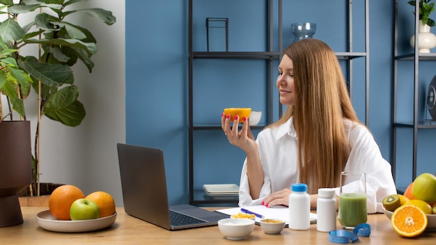 写真 テーブルに座っている若い女性の肖像画