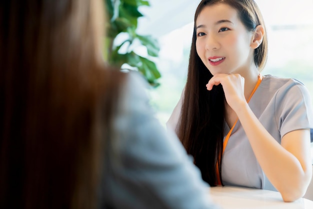 写真 外に座っている若い女性の肖像画