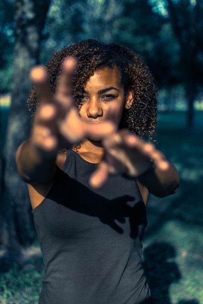 写真 ぼんやりした背景に立っている若い女性の肖像画