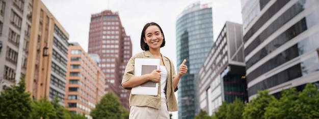 写真 建物に立っている若い女性の肖像画