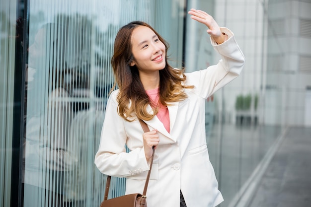 写真 壁に寄りかかっている若い女性の肖像画