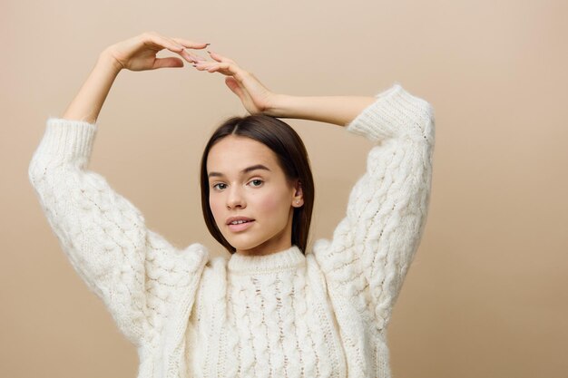 写真 壁に立っている若い女性の肖像画