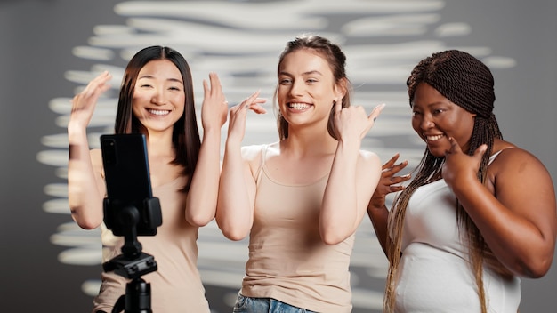 写真 壁に立っている若い女性の肖像画