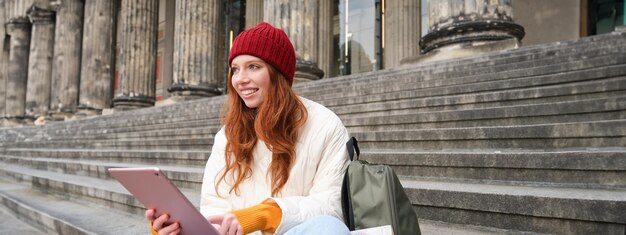 写真 壁に立っている若い女性の肖像画