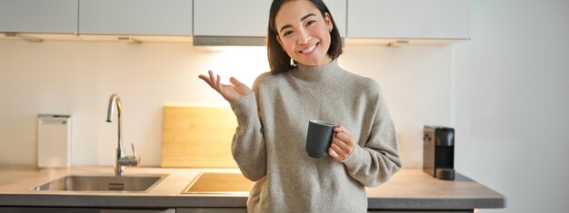 写真 家に立っている若い女性の肖像画