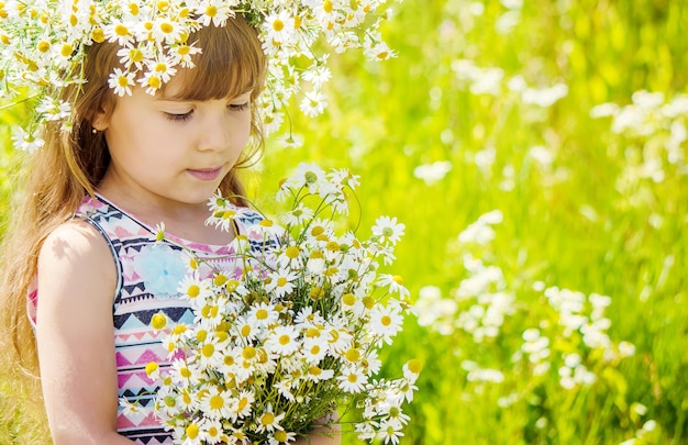 写真 植物のそばに立っている若い女性の肖像画