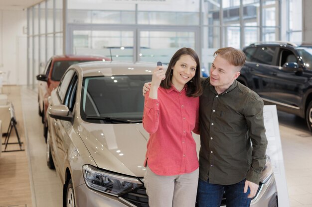 写真 車の中に立っている若い女性の肖像画