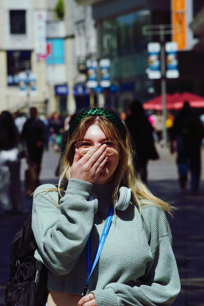 写真 街に立っている若い女性の肖像画