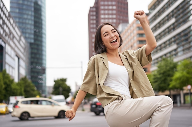 写真 街に立っている若い女性の肖像画