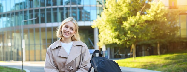 写真 街に立っている若い女性の肖像画