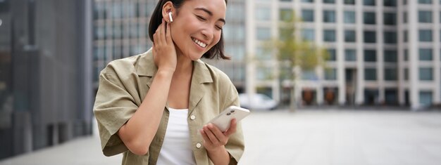 写真 街に立っている若い女性の肖像画