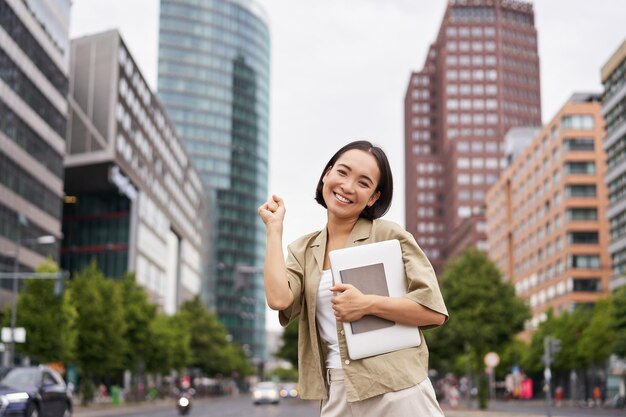 写真 街に立っている若い女性の肖像画