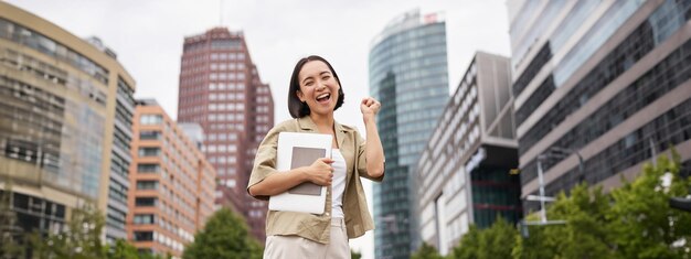 写真 街に立っている若い女性の肖像画