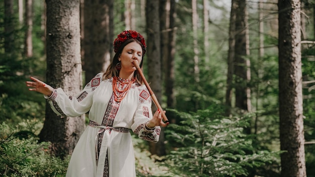 Фото Портрет молодой женщины, стоящей в лесу
