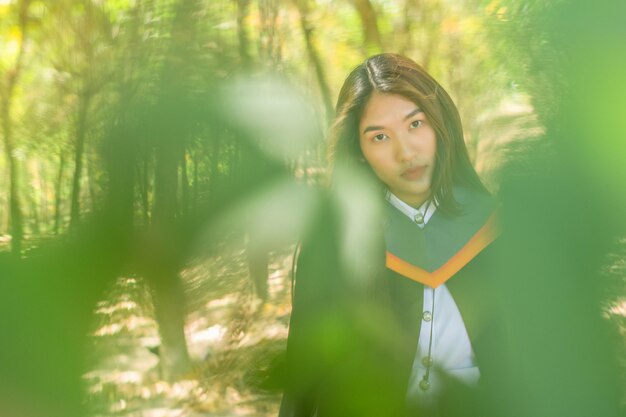 写真 森に立っている若い女性の肖像画