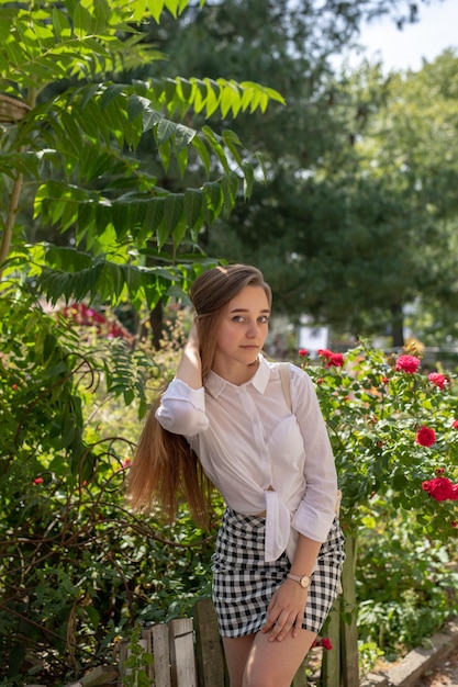 写真 庭に立っている若い女性の肖像画