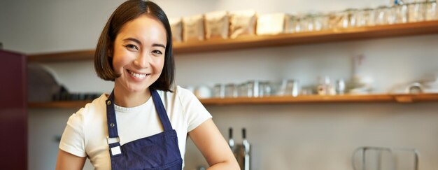 写真 図書館に立っている若い女性の肖像画