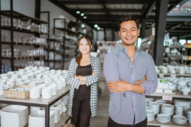 写真 店に立っている若い女性の肖像画