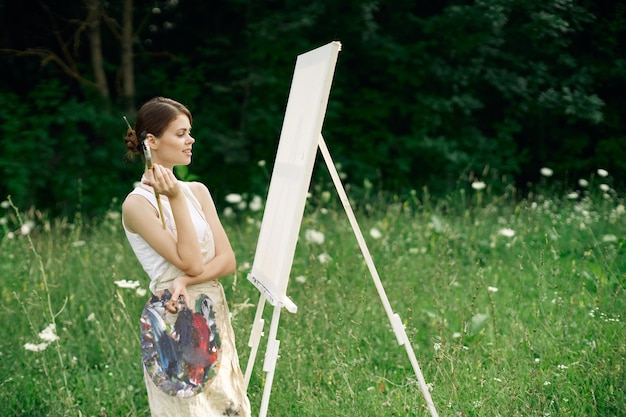Фото Портрет молодой женщины, стоящей на поле.