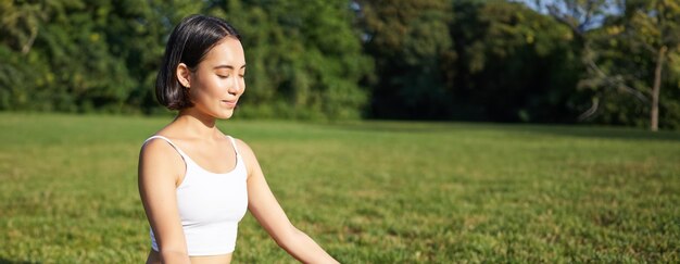 写真 畑に立っている若い女性の肖像画