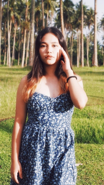 Фото Портрет молодой женщины, стоящей на поле.