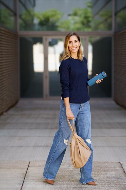 写真 硬木の床に立っている若い女性の肖像画