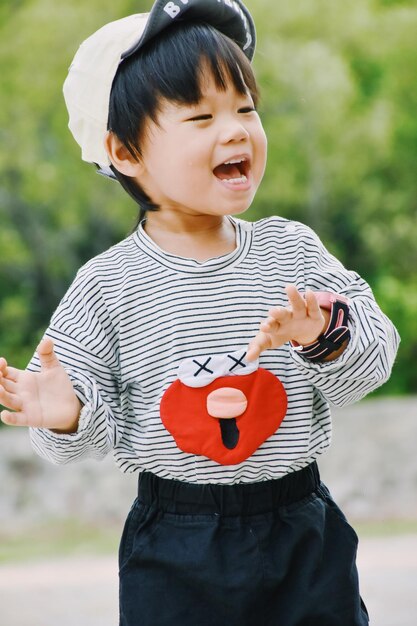 사진 야외 에 서 있는 젊은 여자 의 초상화