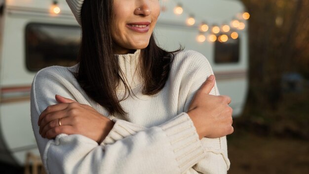 写真 外に立っている若い女性の肖像画