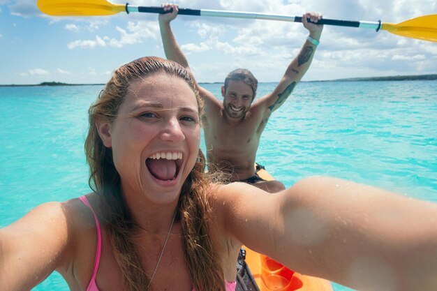 写真 海で泳ぐ若い女性の肖像画