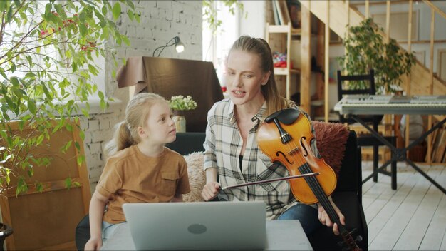 写真 公園に立っているときにデジタルタブレットを使用している若い女性の肖像画