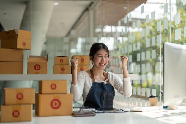 写真 オフィスで携帯電話を使っている若い女性の肖像画