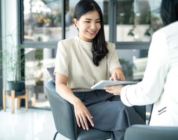 写真 カフェに座って携帯電話を使っている若い女性の肖像画