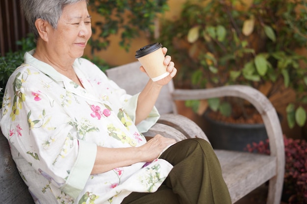 写真 携帯電話を使用している若い女性の肖像画