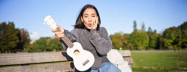 사진 드폰을 사용하는 젊은 여성의 초상화