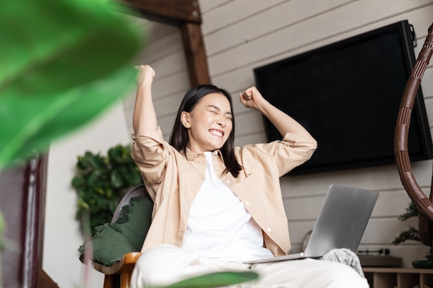 写真 携帯電話を使っている若い女性の肖像画