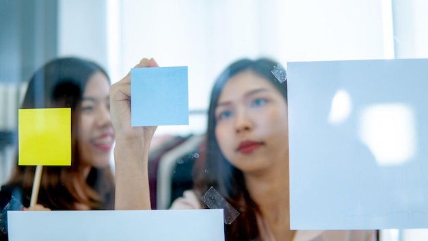 写真 携帯電話を使っている若い女性の肖像画