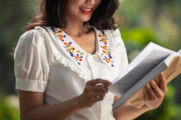 写真 刺繡シャツを着ている若い女性の肖像画