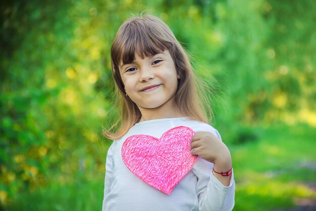 写真 植物に背を向けた帽子をかぶった若い女性の肖像画