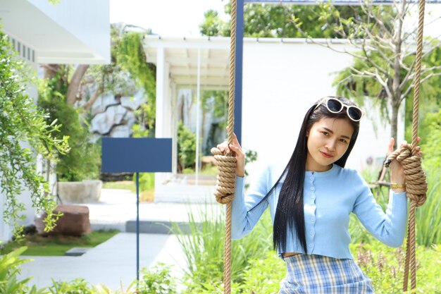 写真 太陽眼鏡をかぶった若い女性の肖像画