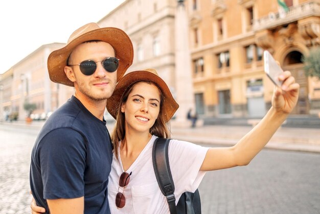 写真 街に立っている間,サングラスをかぶった若い女性の肖像画