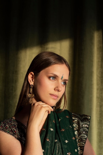 Фото Портрет молодой женщины в традиционной одежде сари